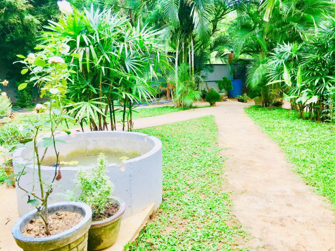 Отель Sea Breeze Garden Тангалла Экстерьер фото